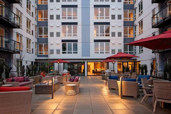 alliance-residential-real-estate-developers-holden-senior-housing-marvelle-southcenter-patio-area